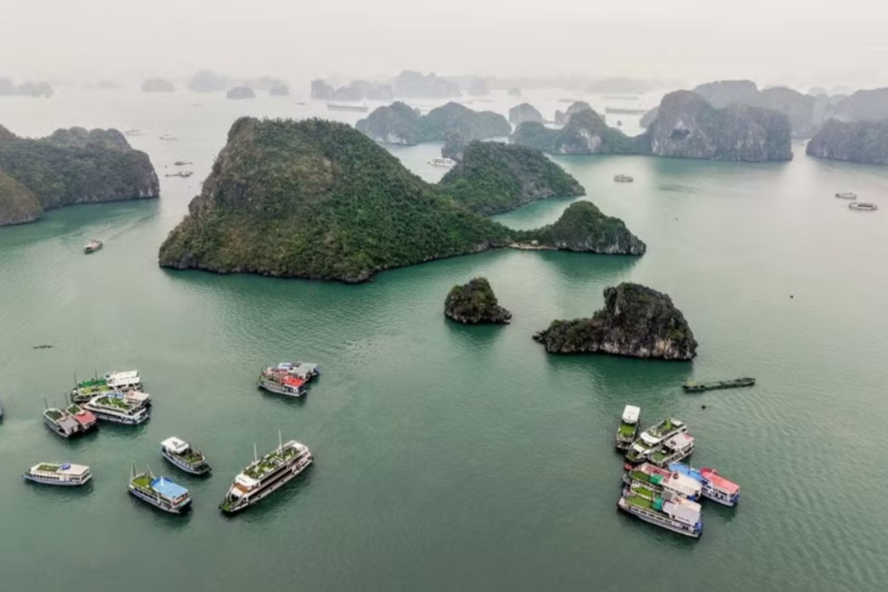The stunning natural scenery of Ha Long Bay attracts many visitors to explore and discover. (Photo: Hai Phong Newspaper). The stunning natural scenery of Ha Long Bay attracts many visitors to explore and discover. (Photo: Hai Phong Newspaper).