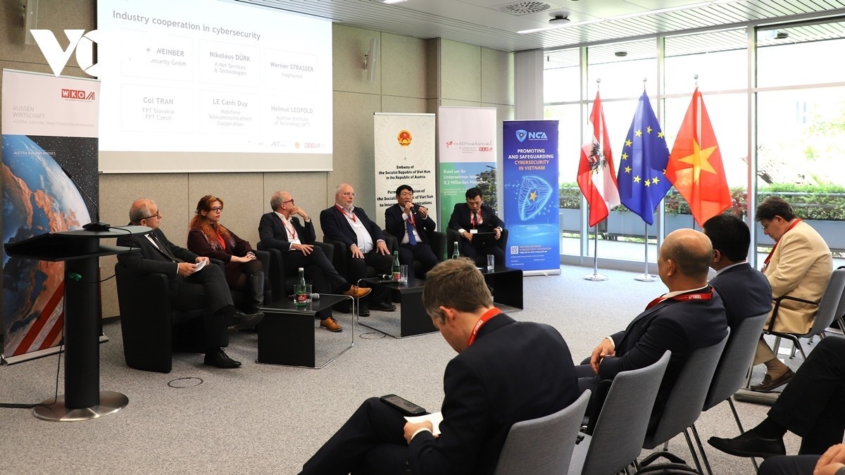 Delegates discuss at the forum. (Photo: VOV)