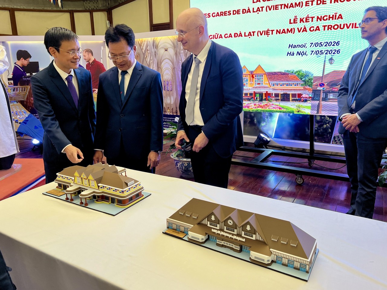 A 3D model of Da Lat Station and Trouville-Deauville Station created by SNCF. (Photo: Mai Anh) A 3D model of Da Lat Station and Trouville-Deauville Station created by SNCF. (Photo: Mai Anh)