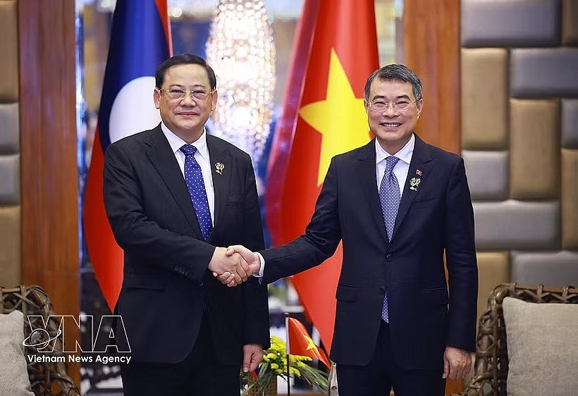 Vietnamese Prime Minister Le Minh Hung (right) and his Lao counterpart Sonexay Siphandone at their meeting in Cebu on May 8 (Photo: VNA) Vietnamese Prime Minister Le Minh Hung (right) and his Lao counterpart Sonexay Siphandone at their meeting in Cebu on May 8 (Photo: VNA)