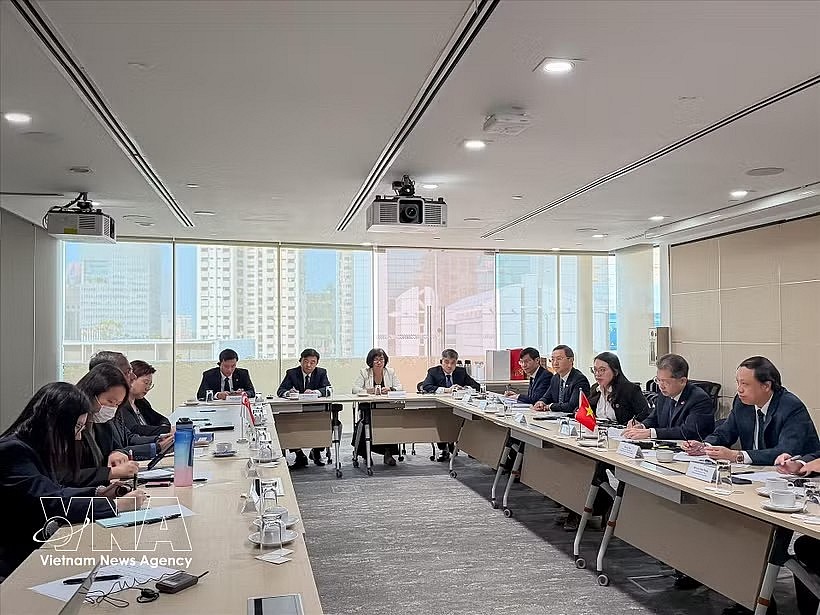 The Vietnamese delegation holds a working session with representatives of Singapore’s Ministry of Law. (Photo: VNA) The Vietnamese delegation holds a working session with representatives of Singapore’s Ministry of Law. (Photo: VNA)