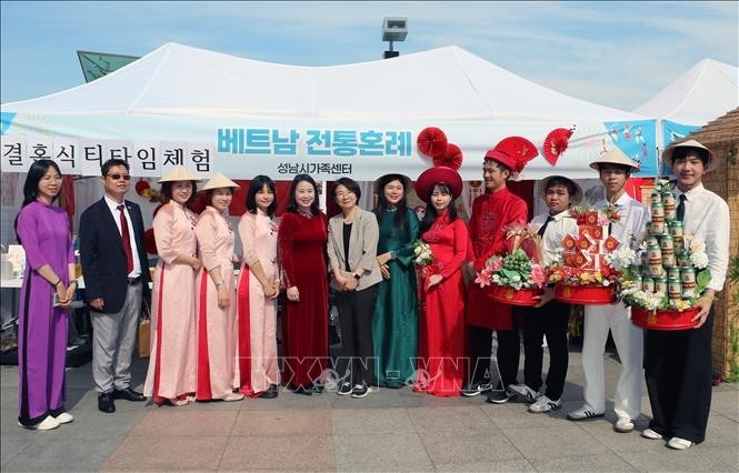 Song Mun Yeong, Director of the Seongnam City Multicultural Family Support Center, and Counselor Nguyen Thi Thai Binh with Vietnamese brides and students in Seongnam City during the festival. (Photo: Truong Giang/VNA)