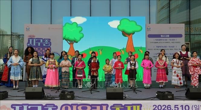 Children from multicultural families perform a choral piece at the festival. (Photo: News Report).