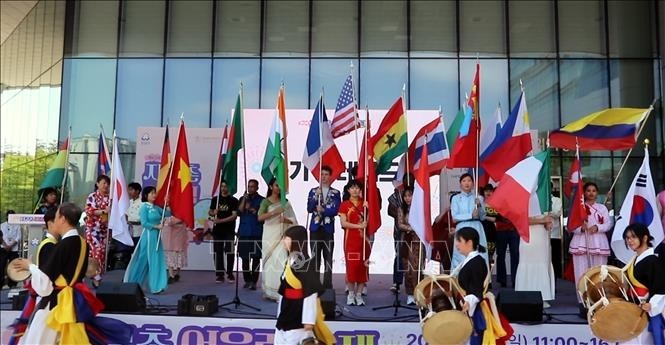 A parade of flags from 28 countries, including Vietnam, at the 15th Global Cultural Festival (Photo: Truong Giang/VNA)