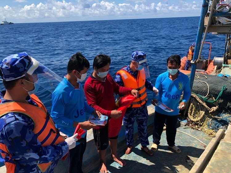 Strengthening communication efforts and raising fishermen’s awareness in combating IUU fishing. (Illustrative photo) Strengthening communication efforts and raising fishermen’s awareness in combating IUU fishing. (Illustrative photo)