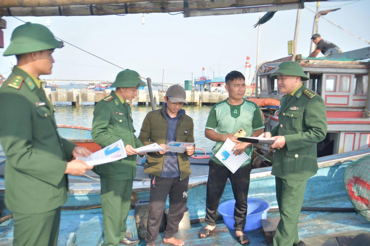 Many anti-IUU messages are being communicated to fishermen by Border Guard forces (Photo: danang.gov.vn) Many anti-IUU messages are being communicated to fishermen by Border Guard forces (Photo: danang.gov.vn)