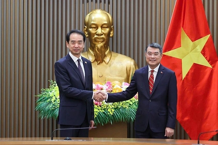 Prime Minister Le Minh Hung welcomes Chinese Ambassador to Vietnam He Wei. Prime Minister Le Minh Hung welcomes Chinese Ambassador to Vietnam He Wei.