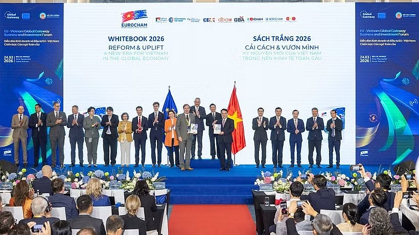 The White Book handover from EuroCham Vietnam to the Vietnamese Government. (Photo: VietnamPlus) The White Book handover from EuroCham Vietnam to the Vietnamese Government. (Photo: VietnamPlus)