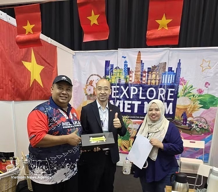 Ngo Quang Hung, representative of the Vietnam Trade Office in Malaysia, introduces Vietnamese products at the Melaka International Halal Fair, held from May 16-19, 2026. (Photo: VNA) Ngo Quang Hung, representative of the Vietnam Trade Office in Malaysia, introduces Vietnamese products at the Melaka International Halal Fair, held from May 16-19, 2026. (Photo: VNA)