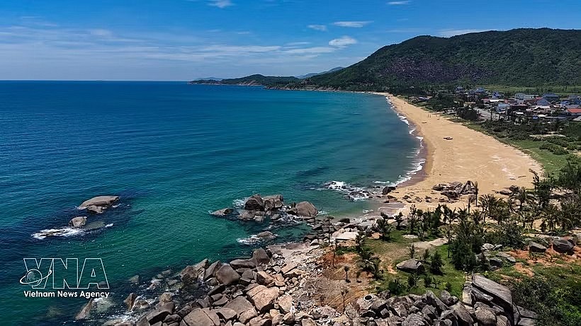 Ky Xuan Beach in Ha Tinh province features a long coastline, smooth sand and an unspoiled natural landscape. (Photo: VNA) Ky Xuan Beach in Ha Tinh province features a long coastline, smooth sand and an unspoiled natural landscape. (Photo: VNA)