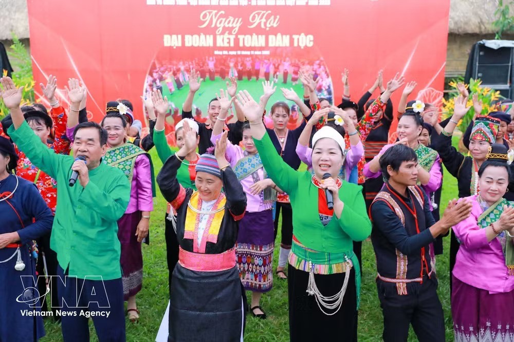 Ethnic minority groups in an exchange activity at the Vietnam National Village for Ethnic Culture and Tourism in Hanoi. (Photo: VNA) Ethnic minority groups in an exchange activity at the Vietnam National Village for Ethnic Culture and Tourism in Hanoi. (Photo: VNA)