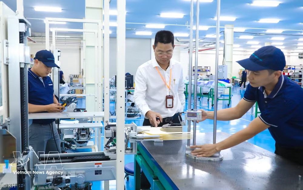 Bui Anh Long, CEO of TAZMO Co., Ltd., inspects a wafer transfer robot used in the semiconductor industry. (Photo: VNA) Bui Anh Long, CEO of TAZMO Co., Ltd., inspects a wafer transfer robot used in the semiconductor industry. (Photo: VNA)