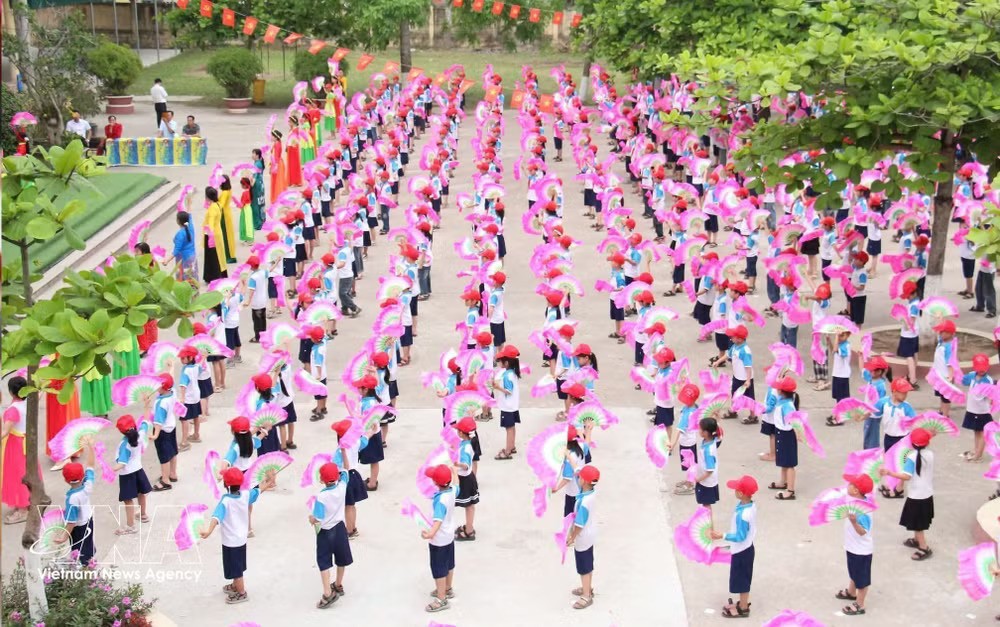 Teachers and students of Duy Nhat Primary School in Hung Yen province perform a mass folk dance. (Photo: VNA) Teachers and students of Duy Nhat Primary School in Hung Yen province perform a mass folk dance. (Photo: VNA)