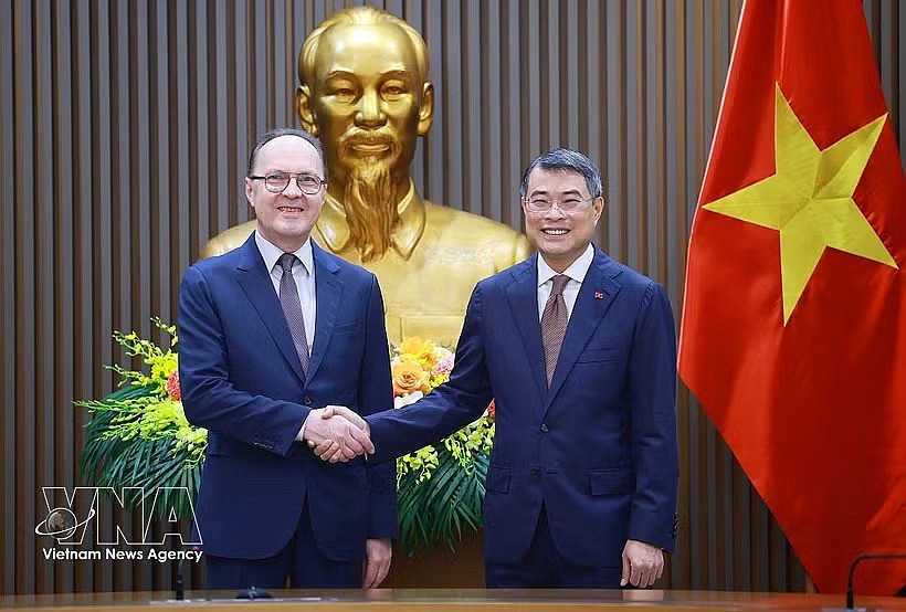 Prime Minister Le Minh Hung (R) receives Russian Ambassador to Vietnam Gennady Bezdetko (Photo: VNA) Prime Minister Le Minh Hung (R) receives Russian Ambassador to Vietnam Gennady Bezdetko (Photo: VNA)