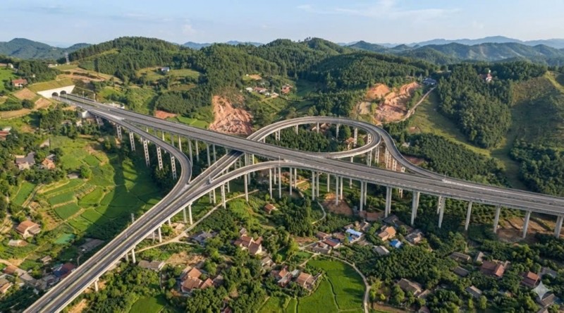 The expressway is designed to meet four-lane highway standards with a design speed of 80 kilometers per hour. (Photo: Duc Trung) The expressway is designed to meet four-lane highway standards with a design speed of 80 kilometers per hour. (Photo: Duc Trung)