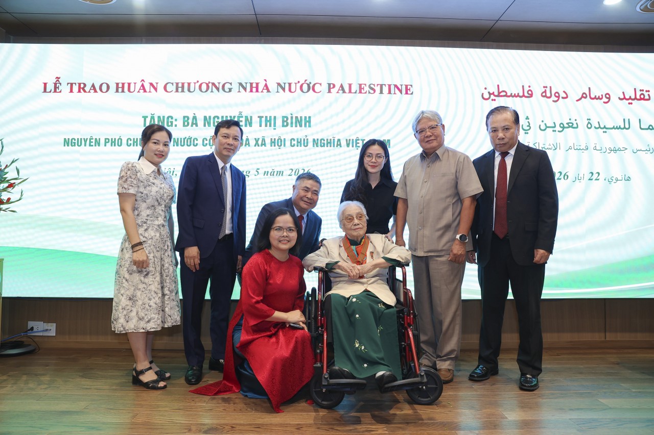 Former Vice President Nguyen Thi Binh Awarded the State of Palestine’s “Star of Merit” Order Former Vice President Nguyen Thi Binh Awarded the State of Palestine’s “Star of Merit” Order