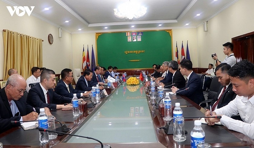 Ambassador Nguyen Minh Vu during a working session with leaders of Cambodia's Kratie province Ambassador Nguyen Minh Vu during a working session with leaders of Cambodia's Kratie province