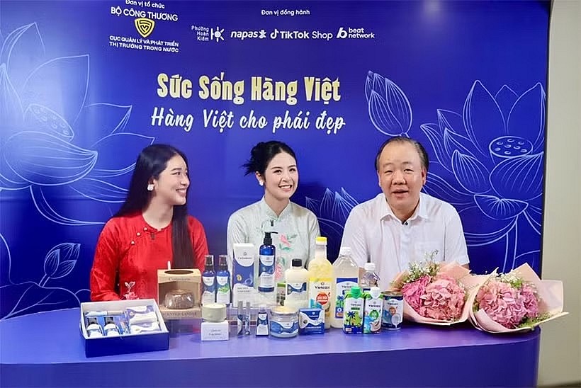Director of the Agency for Domestic Market Management and Development Tran Huu Linh joins celebrities during the “Vitality of Vietnamese Goods” livestream session (Photo: gdnd) Director of the Agency for Domestic Market Management and Development Tran Huu Linh joins celebrities during the “Vitality of Vietnamese Goods” livestream session (Photo: gdnd)