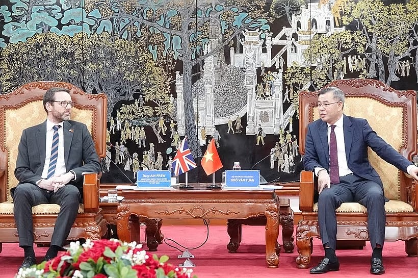 Minister of Finance Ngo Van Tuan (right) and UK's Ambassador to Vietnam Iain Frew at their meeting (Photo: mof.gov.vn)
