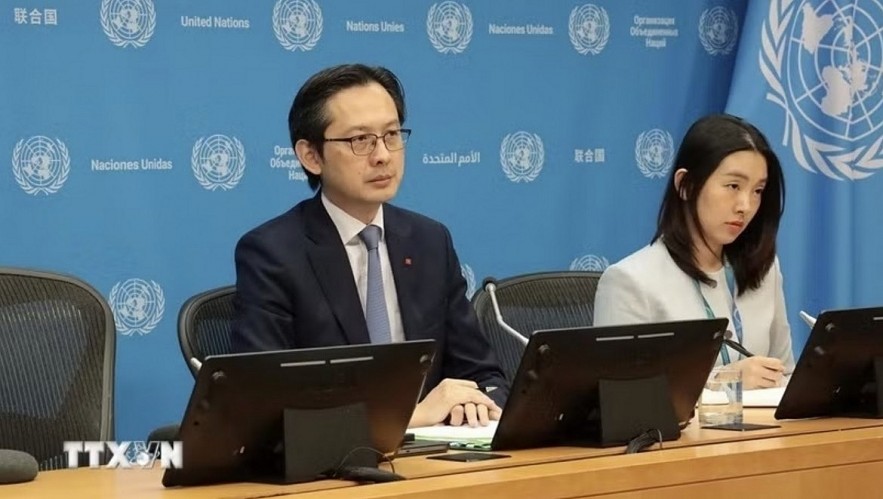Ambassador Do Hung Viet chairs a United Nations press briefing on the 11th NPT Review Conference (Photo: VNA)