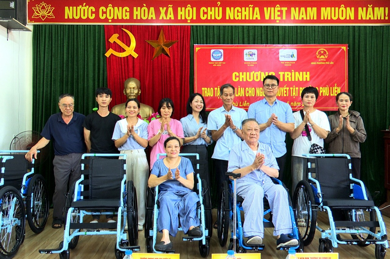 Leaders of Phu Lien Ward (Hai Phong City), together with representatives of the Hai Phong Center for Friendship Cooperation, present wheelchairs to local persons with disabilities. (Photo: Hai Phong City Information Portal) Leaders of Phu Lien Ward (Hai Phong City), together with representatives of the Hai Phong Center for Friendship Cooperation, present wheelchairs to local persons with disabilities. (Photo: Hai Phong City Information Portal)