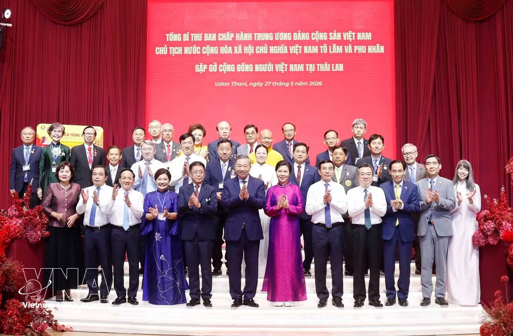 Party General Secretary and State President To Lam, his spouse and participants at the meeting. (Photo: VNA)