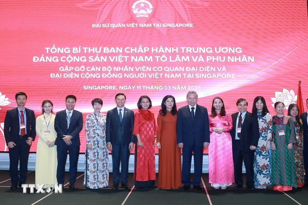 General Secretary To Lam and his spouse pose with staff of Vietnam’s representative offices and representatives of the Vietnamese community in Singapore in March 2025. (Photo: Thong Nhat/VNA)