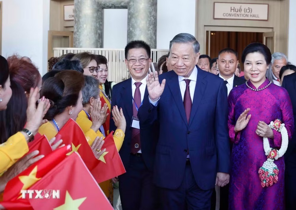 General Secretary and State President To Lam and his spouse meet with the Vietnamese community in Thailand. (Photo: Thong Nhat/VNA)