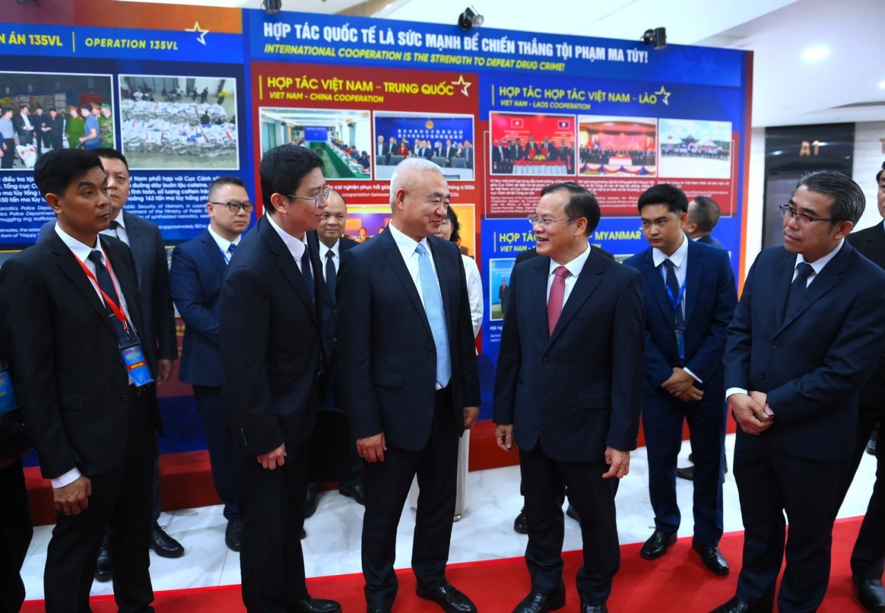Delegates visit an exhibition on drug prevention and control. (Photo: Ministry of Public Security) Delegates visit an exhibition on drug prevention and control. (Photo: Ministry of Public Security)