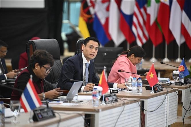 Deputy Minister of Foreign Affairs Dang Hoang Giang, Head of Vietnam’s ASEAN Senior Officials’ Meeting (SOM) delegation, addresses the meeting. (Photo: VNA) Deputy Minister of Foreign Affairs Dang Hoang Giang, Head of Vietnam’s ASEAN Senior Officials’ Meeting (SOM) delegation, addresses the meeting. (Photo: VNA)