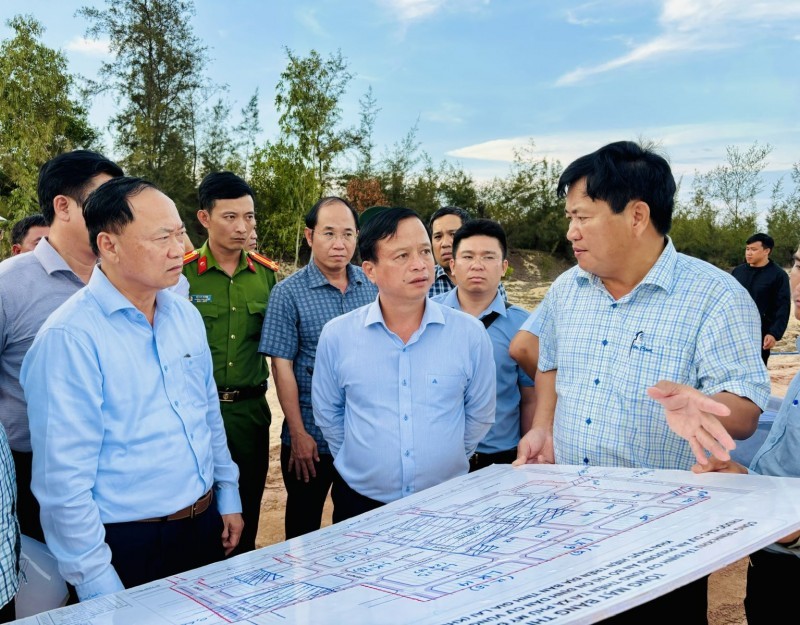 The delegation inspects the disaster-area resettlement project in Phu My Dong Commune. (Photo: Minh Ngoc/gialai.gov.vn)