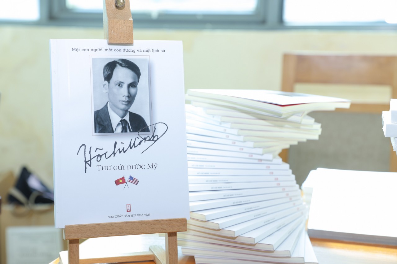 Books on display at the seminar. (Photo: Dinh Hoa). Books on display at the seminar. (Photo: Dinh Hoa).