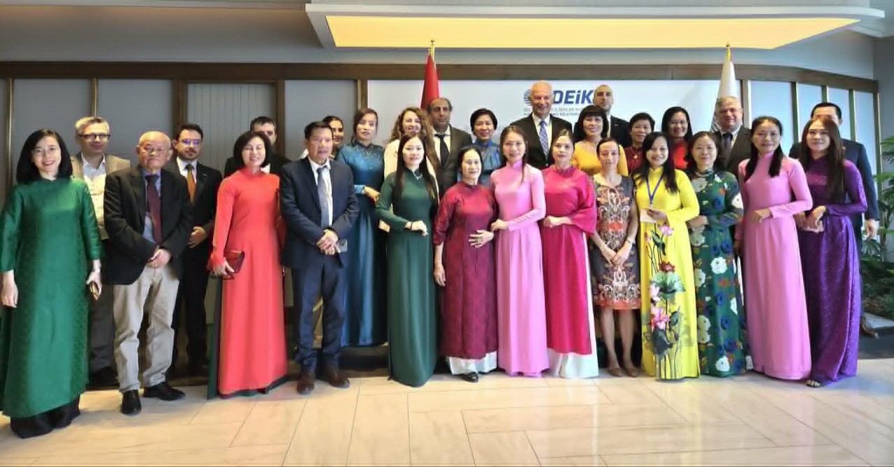 The event brought together Vietnamese businesswomen participating in the Global Summit of Women, representatives of the Vietnam Business Association in Europe, and Turkish enterprises. (Photo: Organizing Committee)