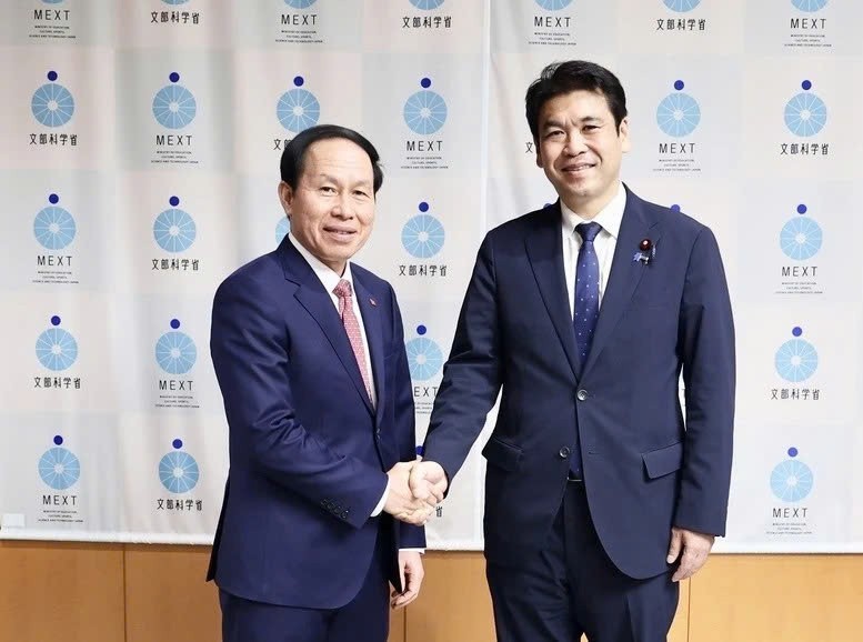 Deputy Prime Minister Le Tien Chau (left) and Japan’s Minister of Education, Culture, Sports, Science and Technology. (Photo: VGP/Thu Sa)