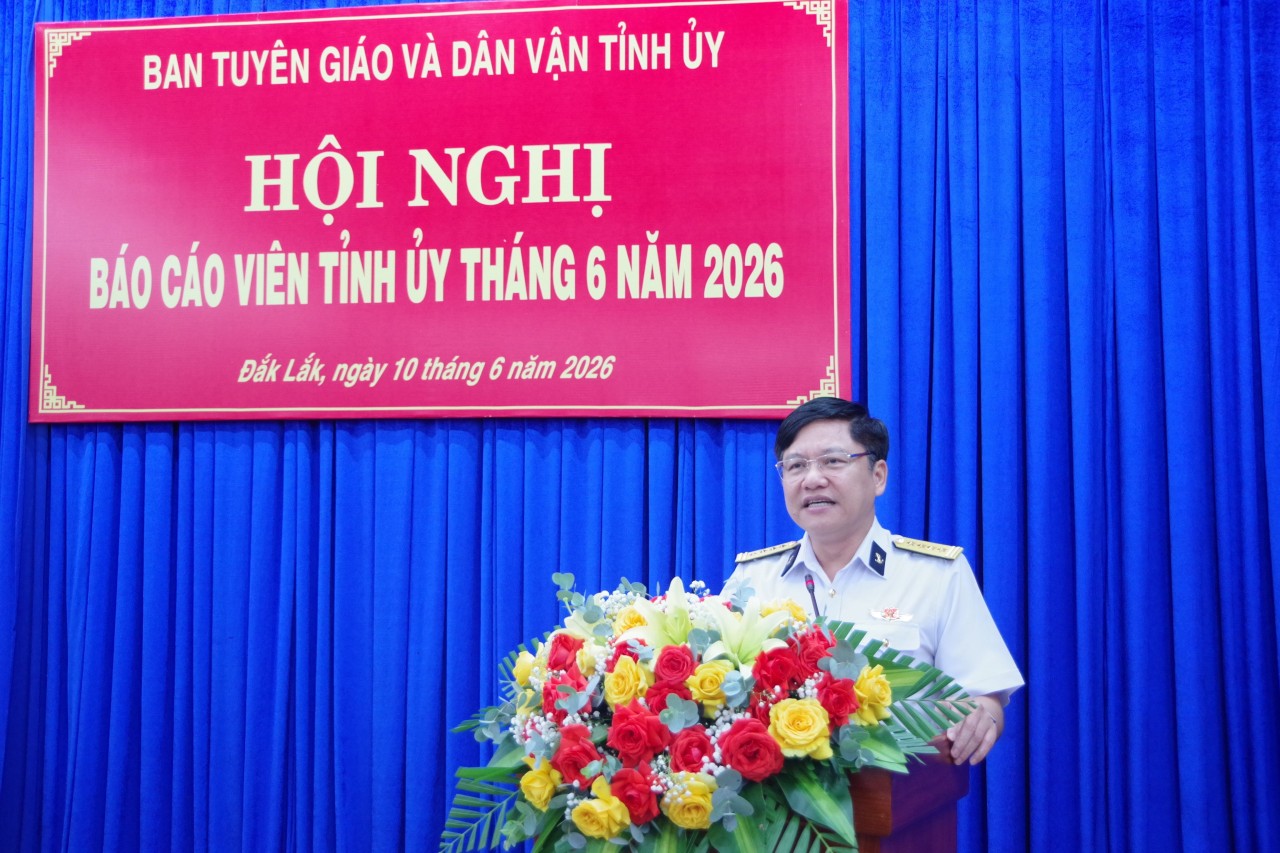 Colonel Pham Duc Hung, Deputy Political Commissar of the Naval Academy, presents updates on the mission of building and protecting Vietnam’s maritime and island sovereignty. (Photo: Huy Tu)