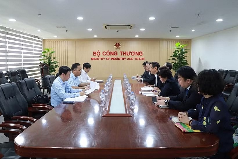 The working session between Deputy Minister of Industry and Trade Nguyen Hoang Long and IKC Representative Director and Executive Vice President Atsuhiko Hirano in Hanoi on June 12 (Photo: Vietnamese Ministry of Industry and Trade) The working session between Deputy Minister of Industry and Trade Nguyen Hoang Long and IKC Representative Director and Executive Vice President Atsuhiko Hirano in Hanoi on June 12 (Photo: Vietnamese Ministry of Industry and Trade)