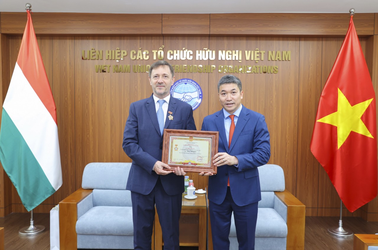 Hungarian Ambassador to Vietnam Receives “For Peace and Friendship among Nations” Medal Hungarian Ambassador to Vietnam Receives “For Peace and Friendship among Nations” Medal