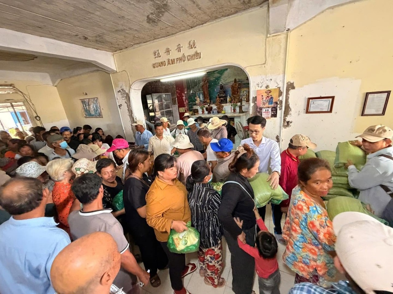 500 Gift Packages Presented to Vietnamese-Origin and Khmer Families in Cambodia