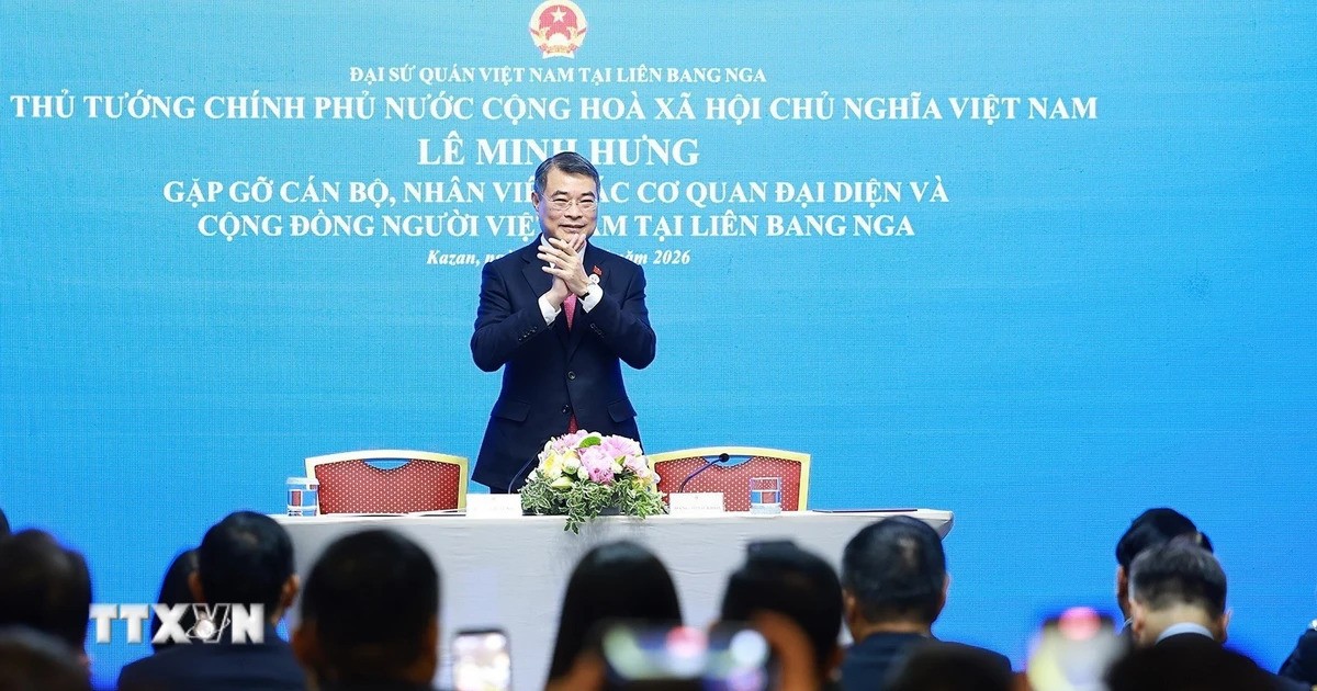 Prime Minister Le Minh Hung meets staff of Vietnamese representative agencies and members of the Vietnamese community in the Russian Federation. (Photo: Duong Giang/VNA) Prime Minister Le Minh Hung meets staff of Vietnamese representative agencies and members of the Vietnamese community in the Russian Federation. (Photo: Duong Giang/VNA)