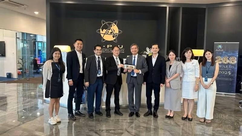 Ambassador Dinh Ngoc Linh (fifth from right) and Embassy officials pose for a commemorative photo with the leadership of the Asia Pacific University of Technology and Innovation. (Photo: People's Newspaper) Ambassador Dinh Ngoc Linh (fifth from right) and Embassy officials pose for a commemorative photo with the leadership of the Asia Pacific University of Technology and Innovation. (Photo: People's Newspaper)