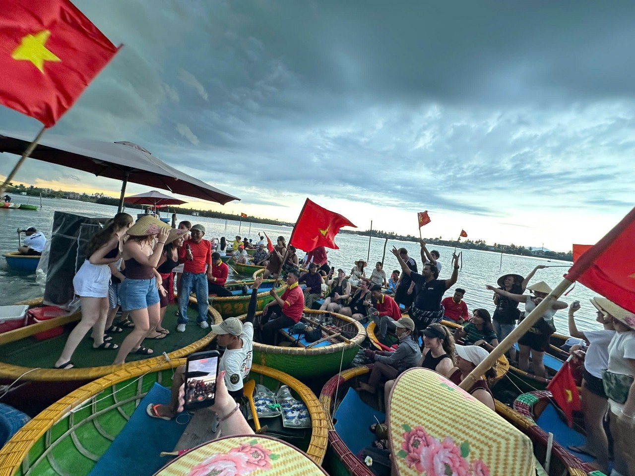 American Tourist Delighted by Act of Kindness from Basket Boat Operator in Hoi An American Tourist Delighted by Act of Kindness from Boatman in Hoi An