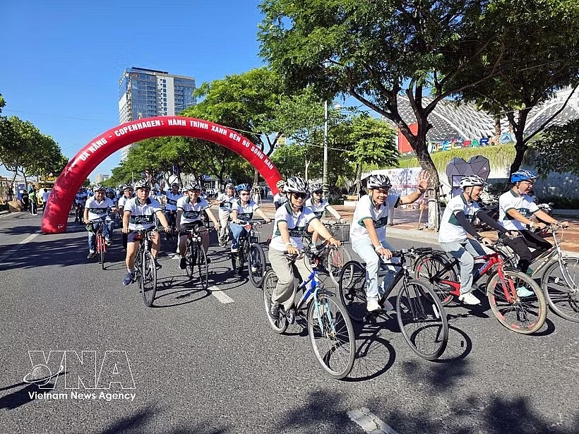 Delegates take part in a cycling event to promote a green lifestyle message. (Photo: VNA) Delegates take part in a cycling event to promote a green lifestyle message. (Photo: VNA)