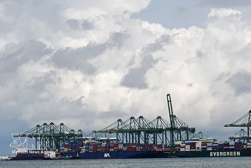 In the first five months of 2026, Singapore’s exports to Vietnam totall 12.3 billion SGD, up 4.8%, while its imports from Vietnam surge 142.9% to 11 billion SGD (Photo: XINHUA/VNA) In the first five months of 2026, Singapore’s exports to Vietnam totall 12.3 billion SGD, up 4.8%, while its imports from Vietnam surge 142.9% to 11 billion SGD (Photo: XINHUA/VNA)