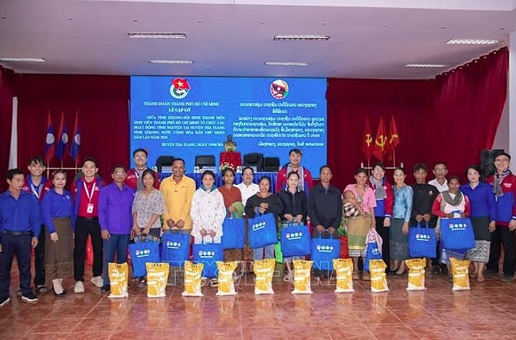 The volunteer delegation presents gifts to disadvantaged families in Xekong province (Photo: VNA) The volunteer delegation presents gifts to disadvantaged families in Xekong province (Photo: VNA)