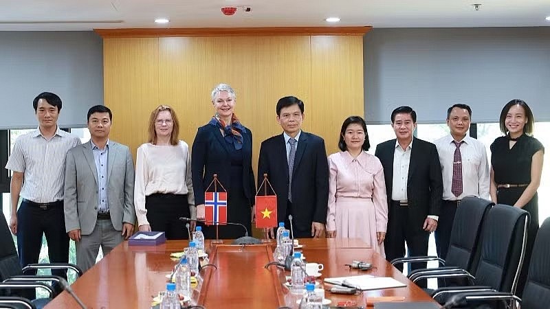 Deputy Minister Le Anh Tuan, Ambassador Hilde Solbakken and delegates at the meeting. (Photo: Ministry of Construction Portal) Deputy Minister Le Anh Tuan, Ambassador Hilde Solbakken and delegates at the meeting. (Photo: Ministry of Construction Portal)