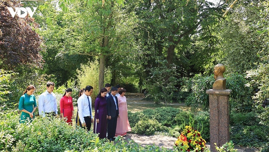 Delegates pay tribute to President Ho Chi Minh at Montreuil Park, France Delegates pay tribute to President Ho Chi Minh at Montreuil Park, France