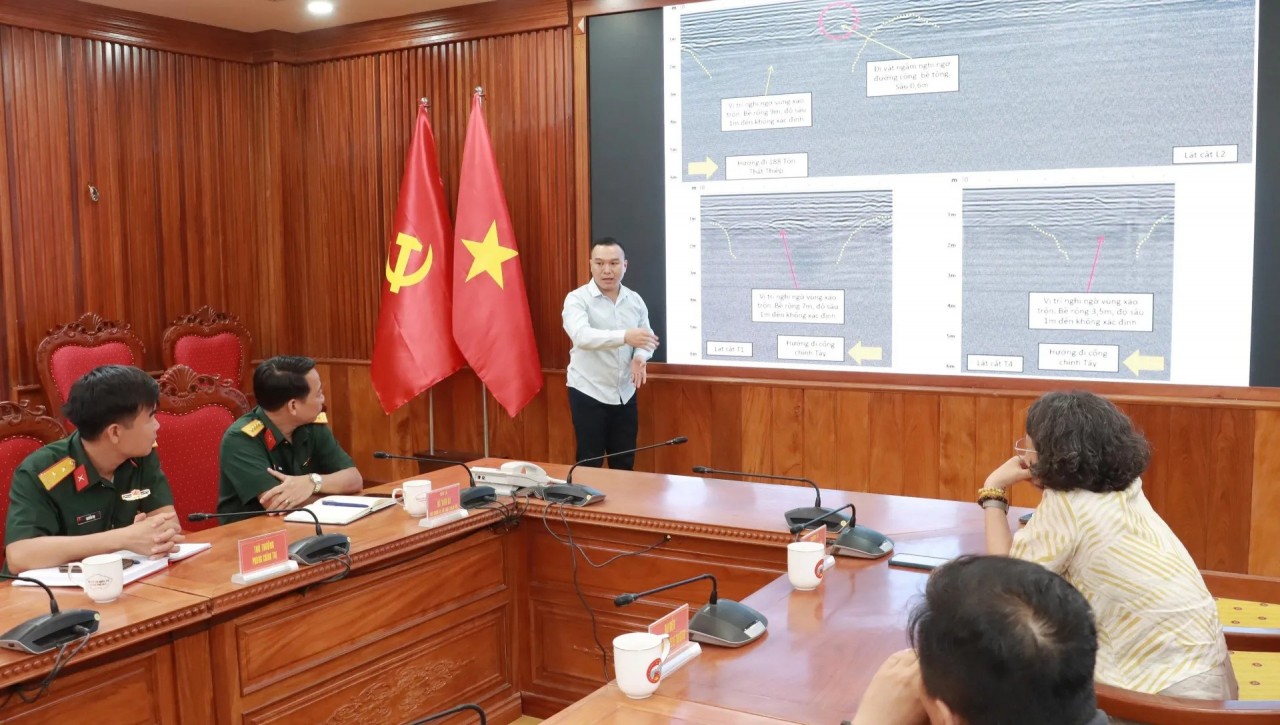 Preliminary meeting reviews the results of ground-penetrating radar surveys at suspected mass grave sites in Hue City. (Photo: Vietnam Veterans Newspaper)