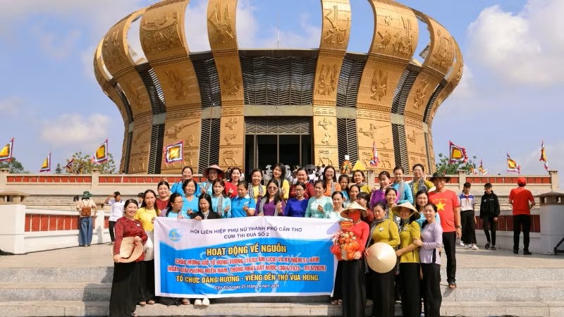 Hung Kings Temple in Can Tho attracts large numbers of visitors during the summer 