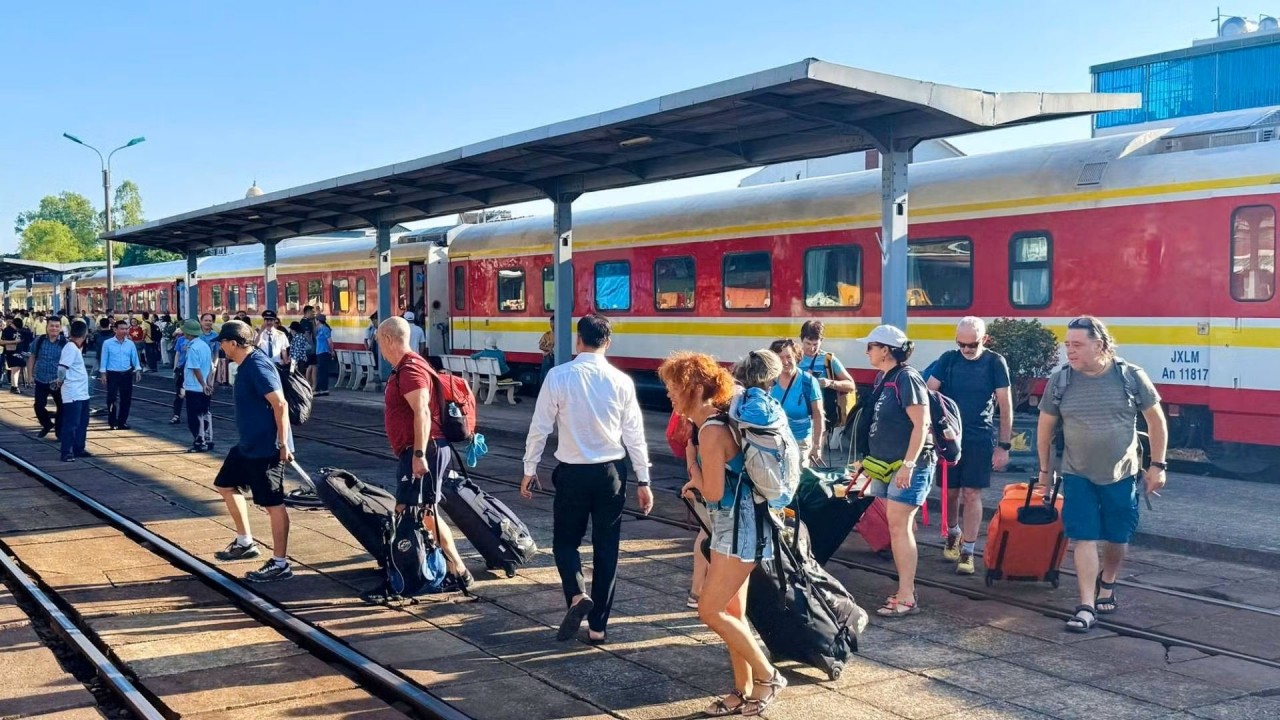International visitors arrive at Phong Nha-Ke Bang by train (Photo: People's Newspaper)
