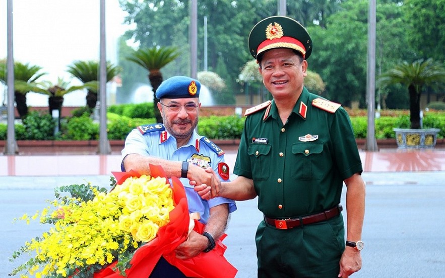 Senior Lieutenant General Nguyen Truong Thang (R), Deputy Minister of National Defence of Vietnam, welcomes Lieutenant General Ibrahim Nasser Mohammed Al Alawi, Undersecretary of the UAE Ministry of Defence, on a visit to Vietnam, in Hanoi on June 30. Senior Lieutenant General Nguyen Truong Thang (R), Deputy Minister of National Defence of Vietnam, welcomes Lieutenant General Ibrahim Nasser Mohammed Al Alawi, Undersecretary of the UAE Ministry of Defence, on a visit to Vietnam, in Hanoi on June 30.